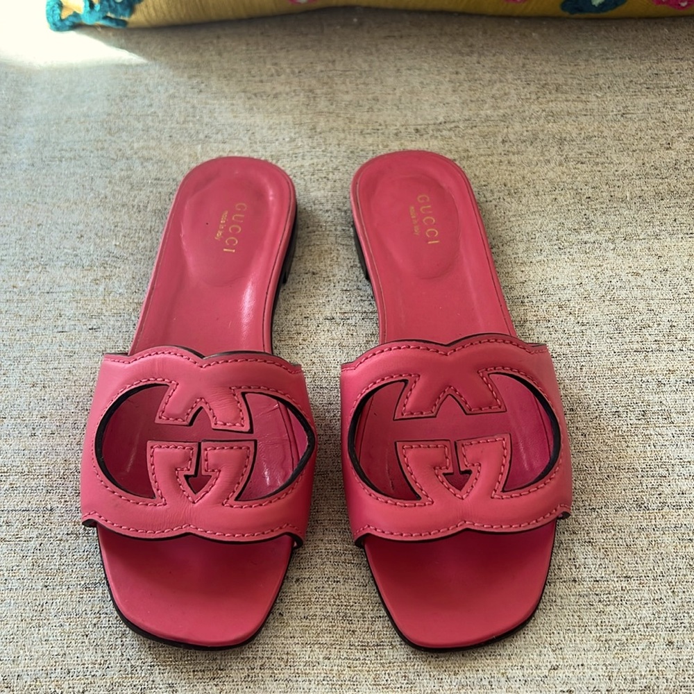 Trendy pink Gucci slides